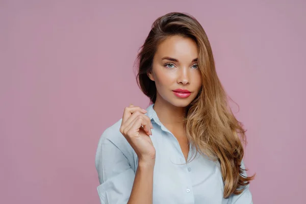 Mulher Europeia Séria Bonita Mantém Braço Levantado Olha Com Confiança — Fotografia de Stock