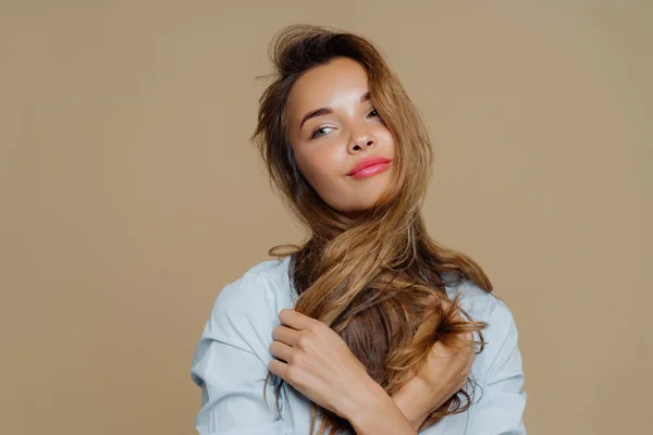 Retrato Mulher Bonita Pensativa Olha Para Lado Pensa Algo Agradável — Fotografia de Stock