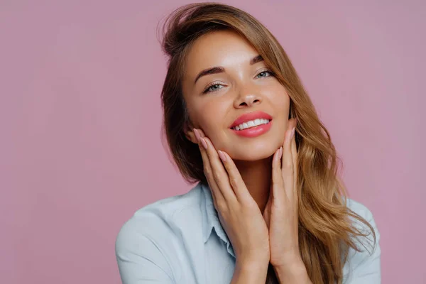 Photo Lovely Young Female Model Touches Gently Chin Both Hands — Stock Photo, Image