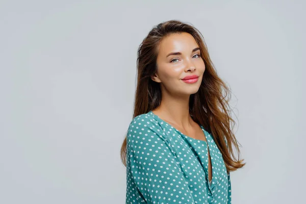 스러운 여성의 프로필 메이크업 립스틱 블라우스를 광고나 프로모션을 배경에 — 스톡 사진