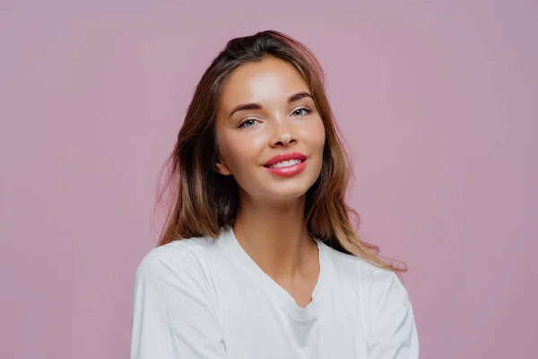 Porträtt Leende Vacker Europeisk Kvinna Med Långt Hår Makeup Bär — Stockfoto