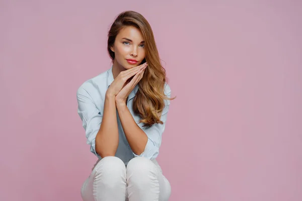 Mulher Bonita Grave Com Cabelos Longos Vestida Com Camisa Calças — Fotografia de Stock