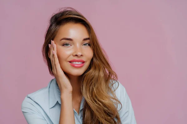 Foto Modelo Feminino Olhando Agradável Toca Bochechas Com Palma Tem — Fotografia de Stock