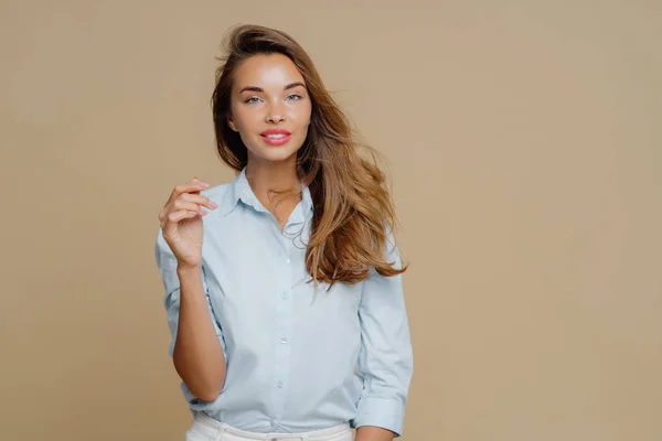 Agradable Mujer Encantadora Con Pelo Largo Mantiene Mano Levantada Lleva —  Fotos de Stock