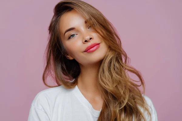 Porträtt Nöjd Avslappnad Ung Kvinnlig Modell Lutar Huvudet Har Makeup — Stockfoto