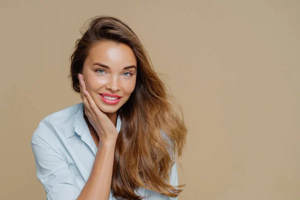 Retrato Mulher Sorridente Alegre Toca Bochecha Tem Dente Sorriso Encantador — Fotografia de Stock