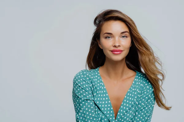 Estúdio Tiro Mulher Jovem Positiva Tem Cabelo Ondulado Longo Maquiagem — Fotografia de Stock