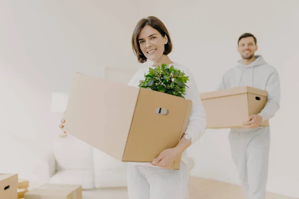 Gelukkig Jong Stel Betreedt Een Eigen Modern Huis Koopt Onroerend — Stockfoto