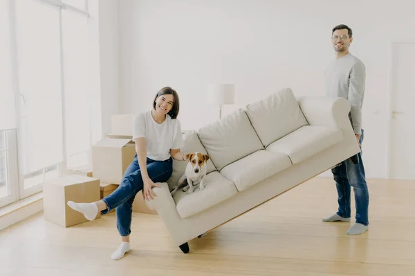 Gelukkig Paar Verplaatsen Meubels Hun Nieuwe Moderne Huis Dragen Bank — Stockfoto