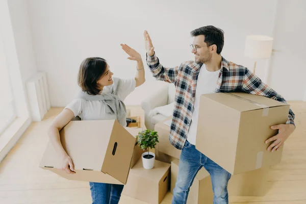 Photo Lovely Husband Wife Express Agreement Carry Cardboard Boxes Personal — Stock Photo, Image