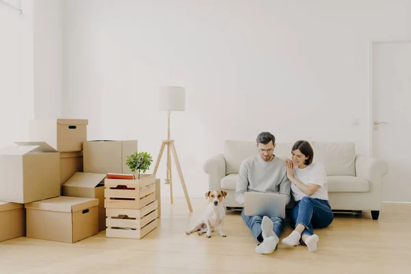 Affectionate Married Couple Move New Home Relax Floor Unpacking Things — Stock Photo, Image