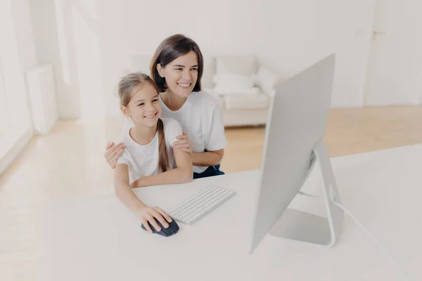 Mutlu Esmer Anne Çocuğun Bilgisayar Ödevlerini Yapmasına Yerinde Yan Yana — Stok fotoğraf