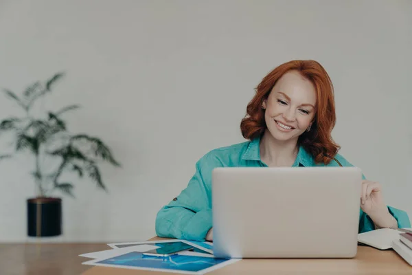 Horizontal Tiro Mulher Gengibre Feliz Freelancer Trabalha Computador Portátil Casa — Fotografia de Stock