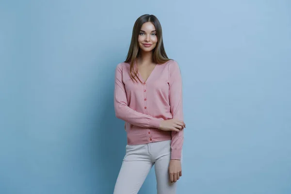 Morena Moda Mujer Caucásica Vestida Con Jersey Rosa Pantalones Blancos — Foto de Stock