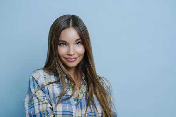 Porträt Einer Gut Aussehenden Studentin Posiert Vor Blauer Studiowand Blickt — Stockfoto