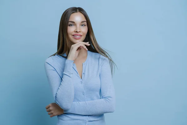 Feminidad Belleza Concepto Bienestar Señora Morena Satisfecha Toca Mandíbula Suavemente — Foto de Stock