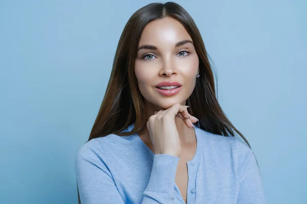 Belleza Está Apariencia Natural Retrato Mujer Europea Aspecto Agradable Mantiene — Foto de Stock