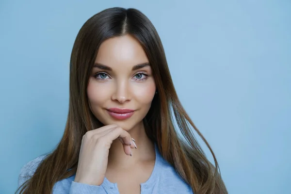 Close Shot Nice Looking Young European Woman Touches Jawline Suavemente — Fotografia de Stock