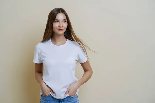 Mujer Morena Reflexiva Mira Lado Lleva Camiseta Blanca Casual Mantiene — Foto de Stock