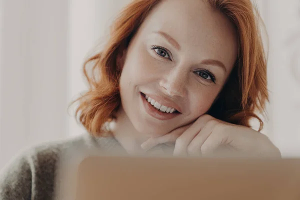 Gesneden Schot Van Vrolijk Uitziende Gember Europese Vrouw Met Witte — Stockfoto