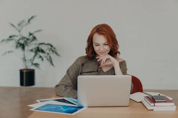 Zajęta Kobieta Freelancer Trzyma Okulary Korekcji Wzroku Pozuje Pulpicie Domowym — Zdjęcie stockowe