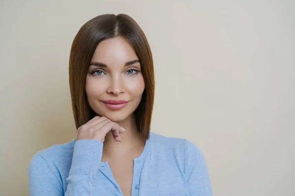 Porträtt Vackra Mörkhåriga Kvinna Med Frisk Naturlig Ren Hud Berör — Stockfoto