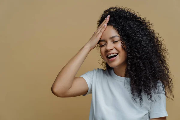 Horizontal Tiro Feliz Positivo Afro Americano Mulher Diverte Mantém Mão — Fotografia de Stock