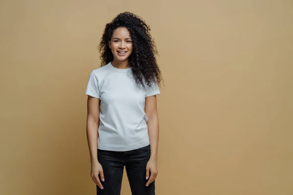 Studio Shot Attractive Femme Gaie Avec Afro Coiffure Sourit Positivement — Photo