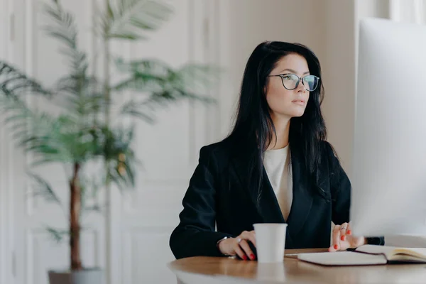 Empresária Concentrada Usa Traje Preto Elegante Trabalha Computador Senta Mesa — Fotografia de Stock