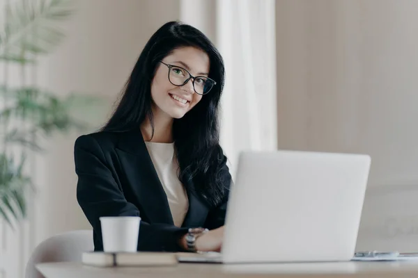 Positiva Donna Dai Capelli Scuri Ricerca Sfoglia Informazioni Sul Computer — Foto Stock