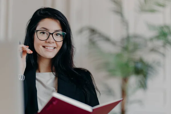 Horisontell Bild Nöjda Brunett Frilansare Fungerar Distans Hemifrån Håller Anteckningsblock — Stockfoto