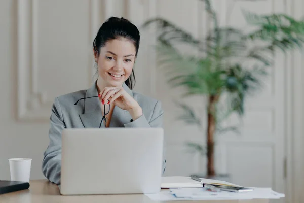 Alegre Mujer Joven Profesional Busca Actualización Notificación Para Ordenador Portátil — Foto de Stock