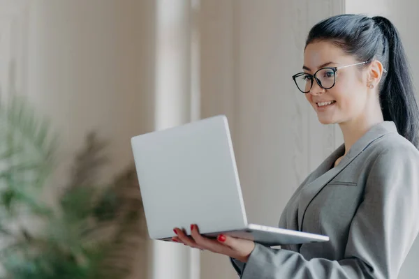 Indoor Shot Busy Corporate Worker Poses Coworking Space Sostiene Computadora — Foto de Stock