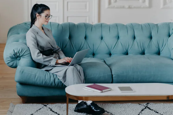 Upptagen Kvinnlig Frilansare Tangentbord Bärbar Dator Sitter Bekväm Mjuk Soffa — Stockfoto