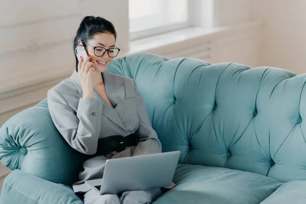 Nöjd Affärskvinna Eleganta Kläder Diskuterar Ekonomiska Frågor Med Partner Mobiltelefon — Stockfoto