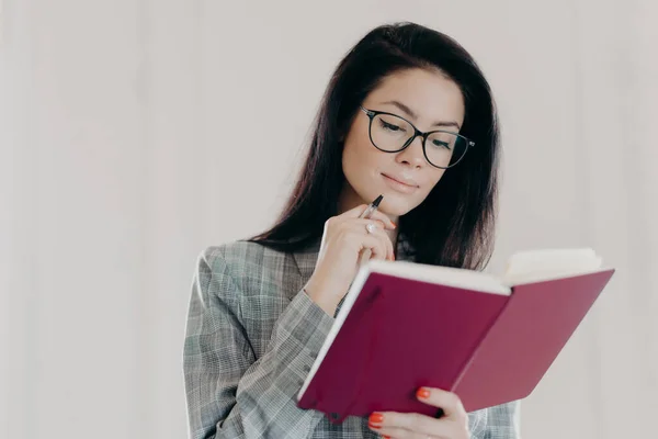 Seria Morena Consultora Gestión Femenina Utiliza Bloc Notas Para Organización —  Fotos de Stock