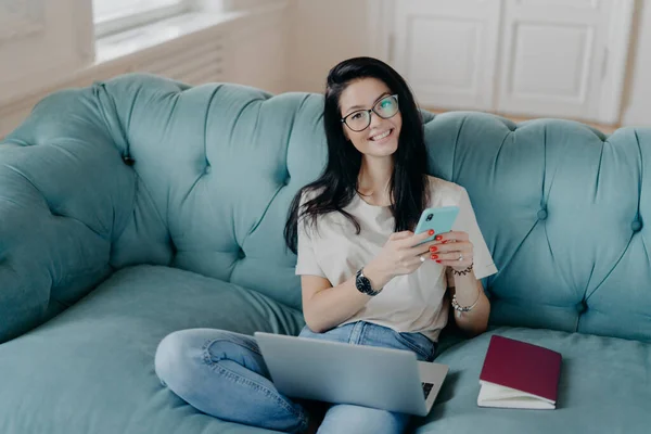 Vue Dessus Belle Femme Brune Dans Des Lunettes Transparentes Des — Photo