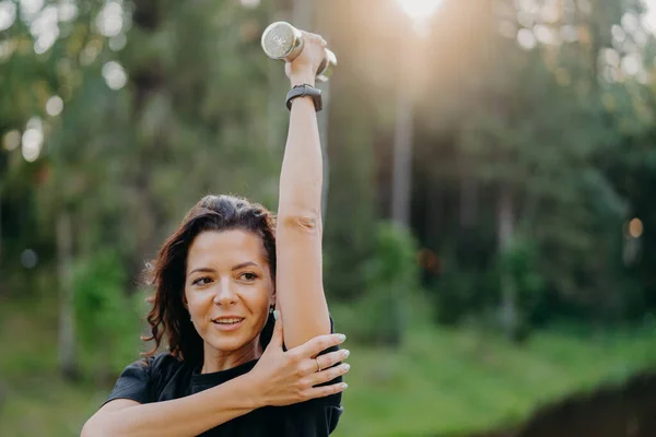 Plan Extérieur Femme Européenne Sportive Les Cheveux Foncés Soulève Bras — Photo