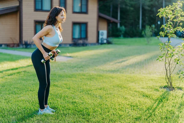 Prise Vue Femme Sportive Active Soulève Haltères Séance Entraînement Travaille — Photo