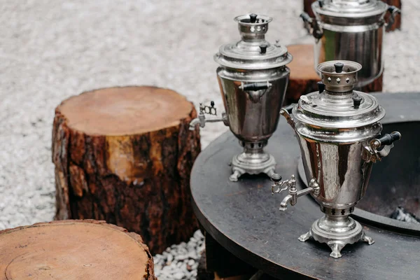 Conceito Tradicional Beber Chá Três Antigos Samovares Cobre Metal Livre — Fotografia de Stock