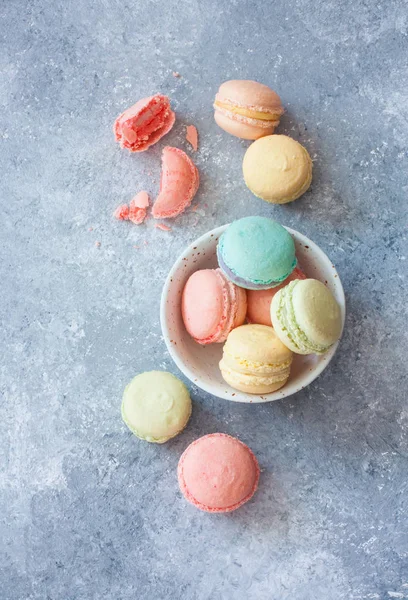 Kék Alapon Színes Házi Macarons Széles Választékát Szemközti Nézet — Stock Fotó