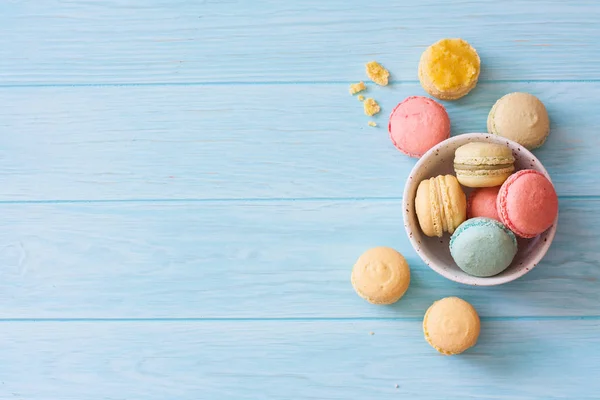 Mavi Ahşap Arka Plan Üzerinde Renkli Yapımı Macarons Ürün Yelpazesine — Stok fotoğraf