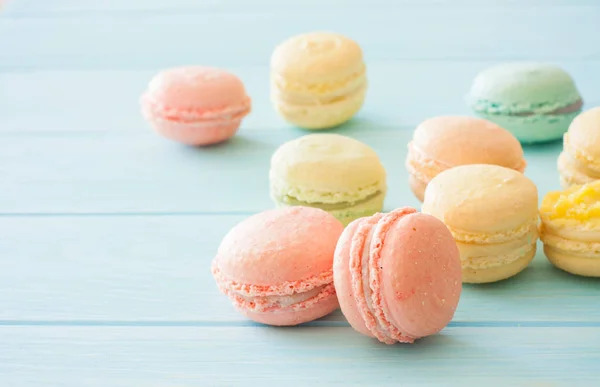 Assorment Színes Házi Macarons Kék Háttér Közelről Szelektív Összpontosít — Stock Fotó