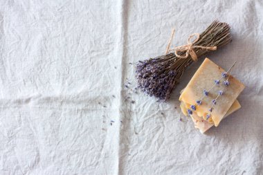 Kalıp el yapımı sabun ve çamaşır adam kuru lavanta çiçek