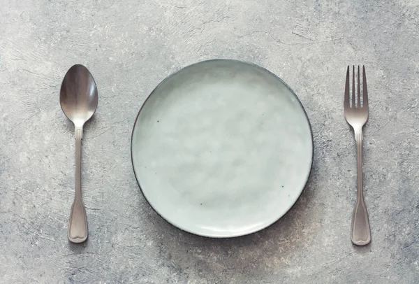 Пустая Тарелка Посудой Фоне Белого Дерева Вид Сверху — стоковое фото