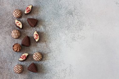 Grunge taş zemin üzerine çikolata. Üstten görünüm. Kopya alanı