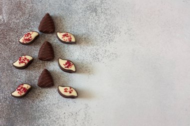 Grunge taş zemin üzerine çikolata soyut Noel ağacı. Düz yatıyordu