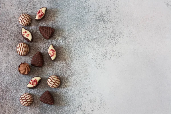 Grunge taş zemin üzerine çikolata. Üstten görünüm. Kopya alanı