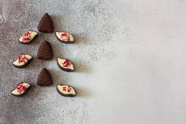 Grunge taş zemin üzerine çikolata soyut Noel ağacı. Düz yatıyordu