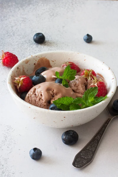 Helado Chocolate Bayas Frescas Sobre Fondo Piedra Grunge Cerca — Foto de Stock